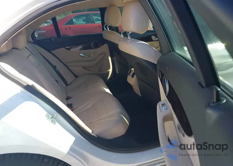 2016 Mercedes-Benz C 300 z USA, uszkodzony, nr VIN 55SWF4JB7GU127743